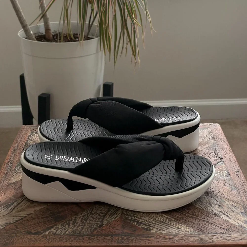 DREAM PAIRS Women Black & White 2.2-inch Wedge Platform Flip Flops Size 7